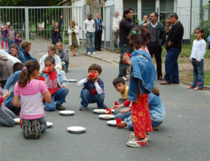 Kinder und Erwachsene vor einer Asylbewerberunterkunft